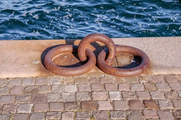 Grandi anelli di ferro per ormeggio navi — Foto Stock