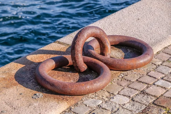 Stora ringar för förtöjning fartyg — Stockfoto