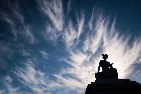 Monument met interessante wolken — Stockfoto