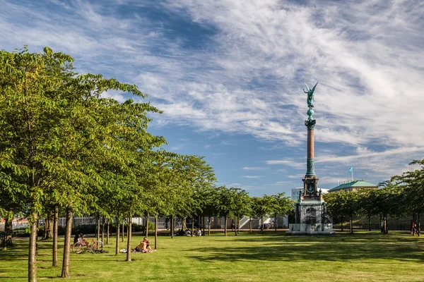 Victoria column and park in Copenhagen — Stock Photo, Image