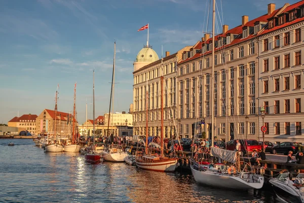 Старые лодки в Nyhavn в Копенгагене — стоковое фото
