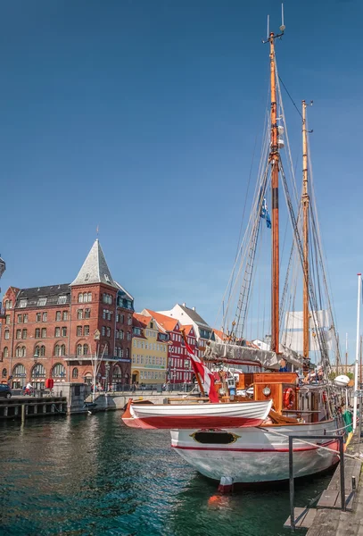 Старые парусные суда и дома в Nyhavn в Копенгагене — стоковое фото