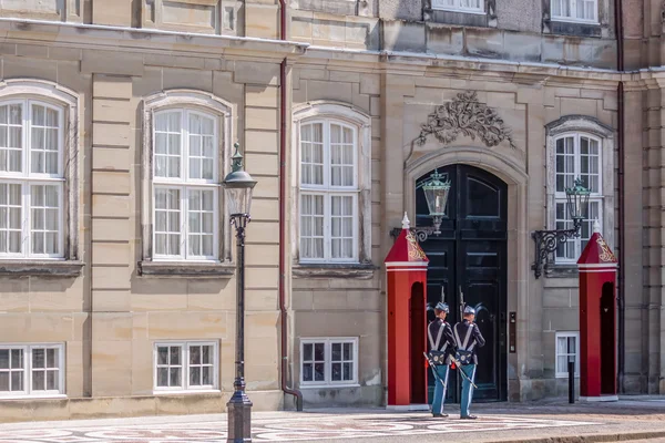 Cambio della guardia a Palazzo Amalienborg — Foto Stock