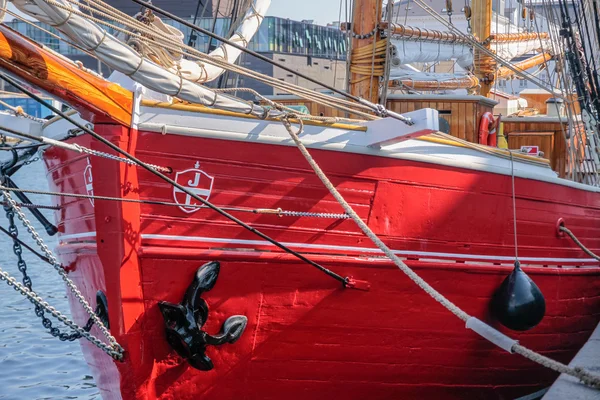 Bug eines alten, roten Segelschiffs in Kopenhagen — Stockfoto