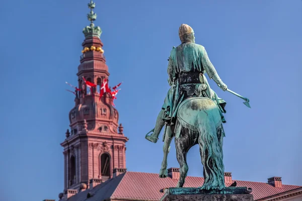 Christiansborg hrad a viking památník v Kodani — Stock fotografie