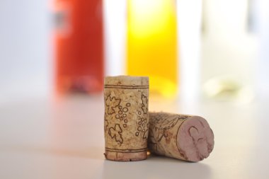 renkli şarap şişeleri ile mantarlar