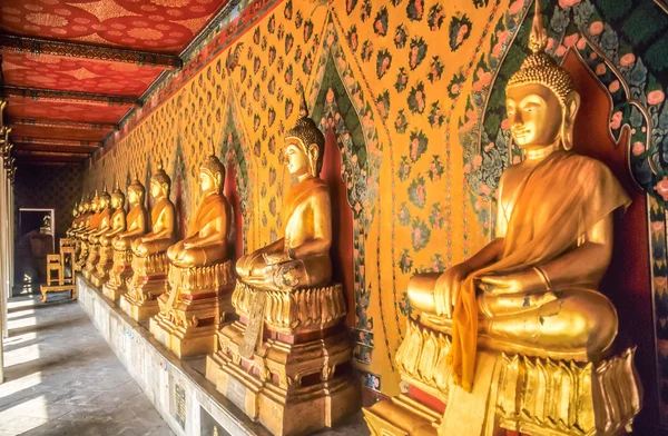 Fila di Buddha d'oro nel tempio tailandese — Foto Stock