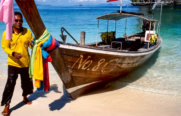 Longtail boot op tropisch strand — Stockfoto