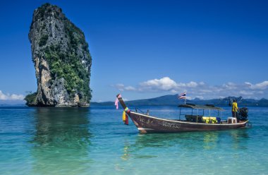 Longtail tekne tropik sahil yakınında karbi