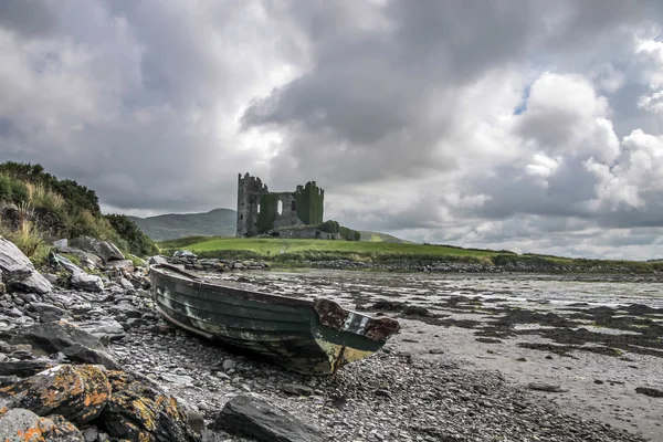 Ballycarbery slott med gamla båt — Stockfoto