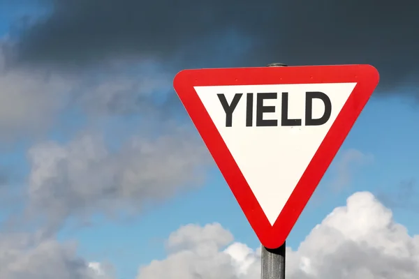 Give way sign with text yield — Stock Photo, Image