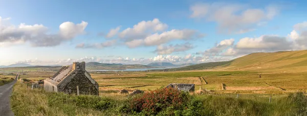 Pasture landscape and ruin near Portmagee — Stock Photo, Image