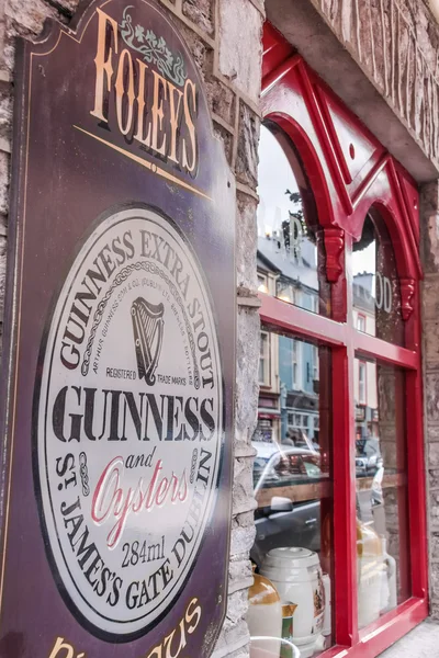 Pub em Kenmare com sinal Guinness — Fotografia de Stock