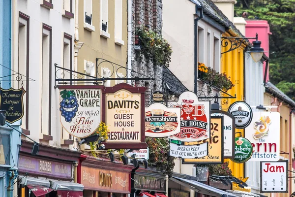 Sinais coloridos de pub em Kenmare — Fotografia de Stock