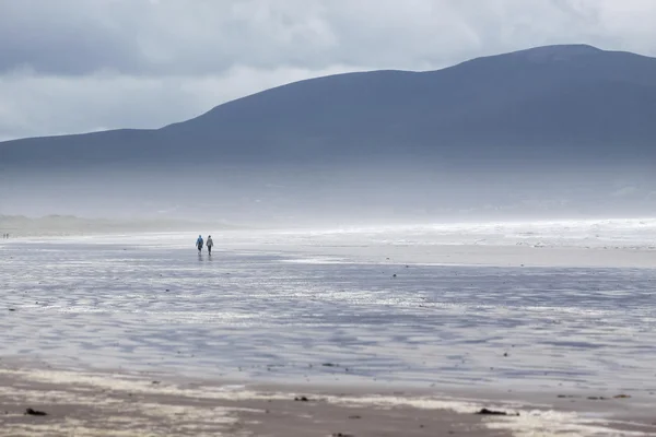 Stormachtig weer op strand — Stockfoto