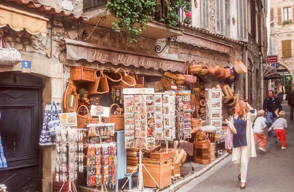 Lane med souvenirbutik i vence — Stockfoto