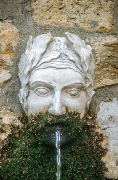 Oude fontein in mougins — Stockfoto