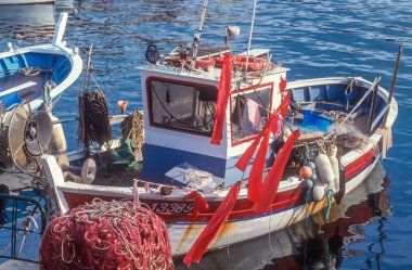 saint tropez limanında balıkçı teknesi