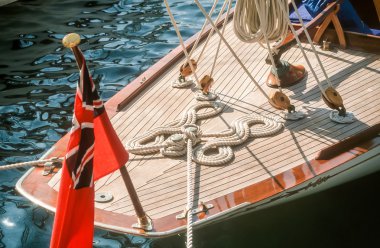 saint tropez İngiliz bayrağı ile yelkenli yat