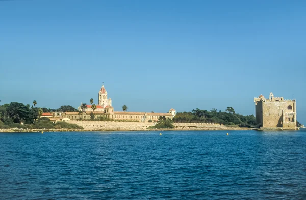 Abbey and fortress on the Ile Saint Honorat — Stock Photo, Image