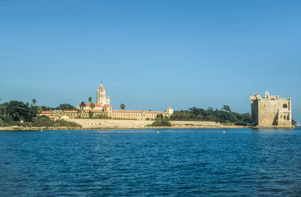 Abadía y fortaleza en la Ile Saint Honorat — Foto de Stock