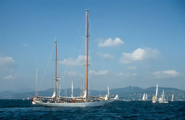 Yates de vela en la Bahía de Saint Tropez — Foto de Stock