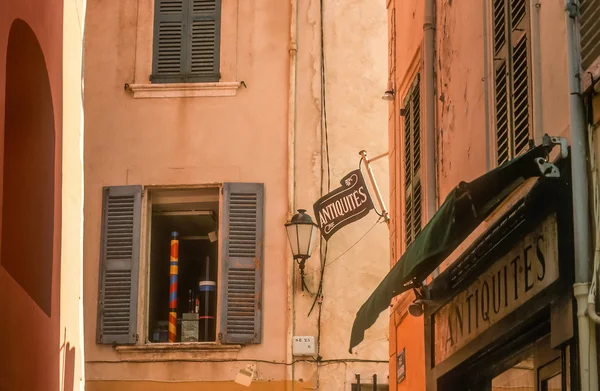 Häuser in der Altstadt von Saint Tropez — Stockfoto