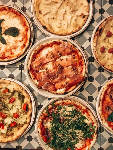 Masada tipik İtalyan pizzası karışımı.