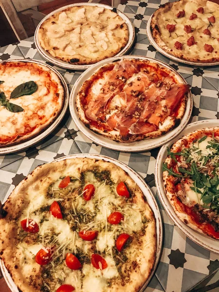 Masada tipik İtalyan pizzası karışımı.