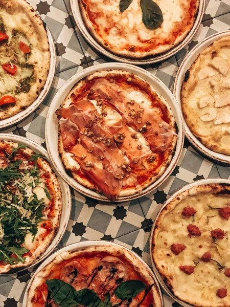 Masada tipik İtalyan pizzası karışımı.