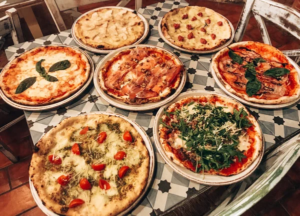 Masada tipik İtalyan pizzası karışımı.