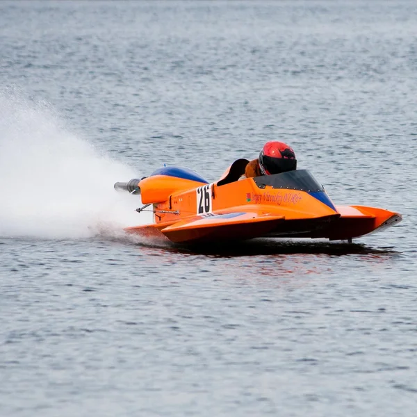 dalgalar üzerinde uçan tekne