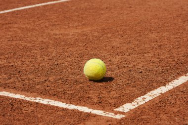 Tenis Kortu ve topu
