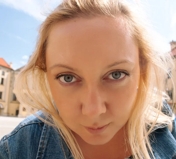 Kız doğrudan kameraya bakar ve soru sorar