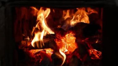 Yakın mesafeden sobada yanan odun.