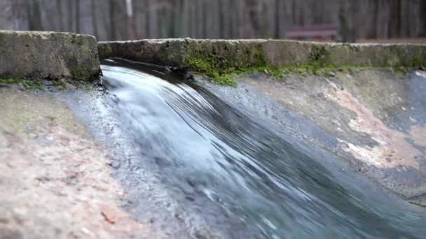 Waterstroom Van Een Kleine Kunstmatige Waterval Een Koude Herfstdag Helder — Stockvideo
