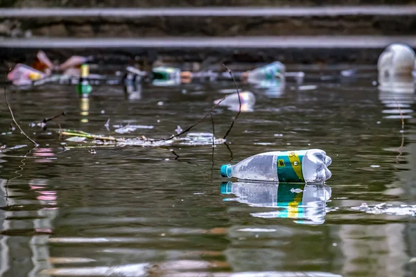 Nehirde yüzen çöp: plastik, şişeler