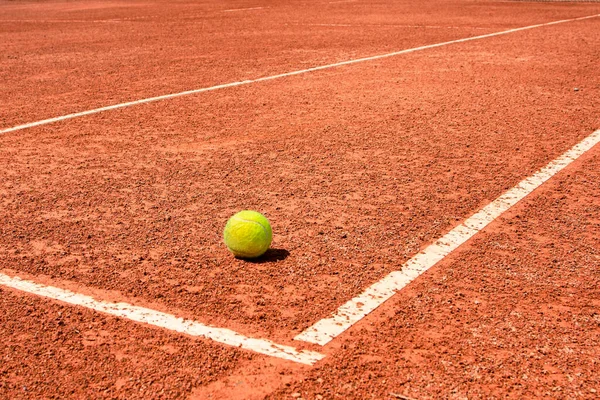 Tennis Ball Dirt Court Bright Sunny Day Vivid Colors — 图库照片