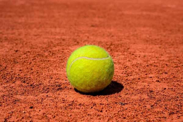 Een Tennisbal Een Zandveld Een Zonnige Dag Levendige Kleuren — Stockfoto