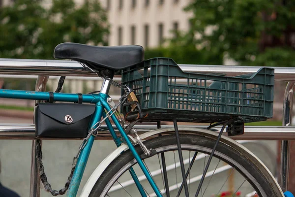 Yakın mesafeden zincirlenmiş bisiklet manzarası, bagaj, eyer.