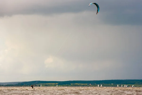 Paraşüt kanadıyla dalgaların üzerinde uçurtma gibi süzülüyordu. Rüzgar, hız.