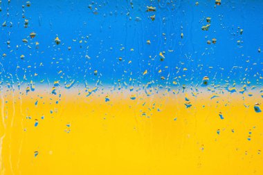 Ukrayna bayrağı. Soyutlama. Camdaki yağmur damlaları