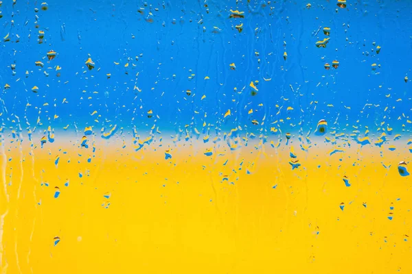 乌克兰国旗 玻璃上的雨滴 图库照片