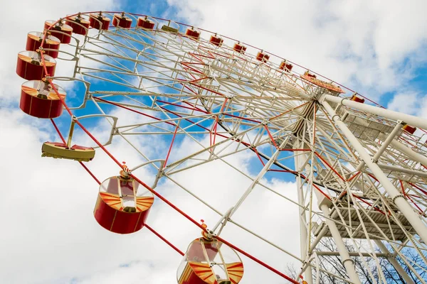 Dönme dolap. Aşağıdan uç bir açıdan bak. Maksim Gorky Parkı. Minsk, Belarus