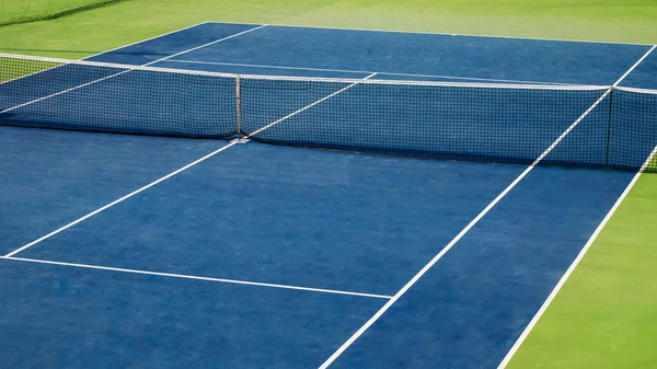 Tenis kortu köşegen görüşü. Mavi ve yeşil renkler