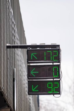 Üç katlı otoparka dijital ekran ile uygun park yeri sayısını göster