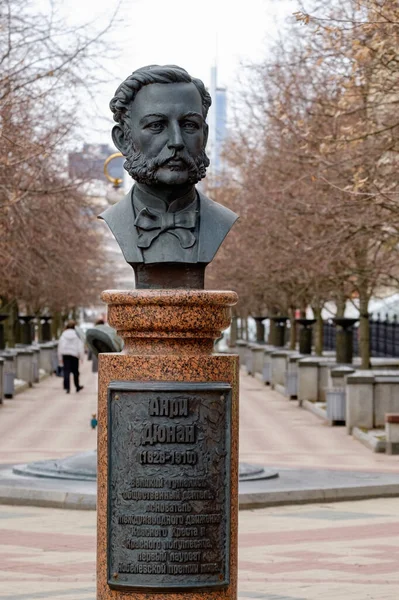 MINSK, BELARUS - 20 Şubat 2022: Minsk 'teki bir sokakta Kızıl Haç örgütünün kurucusu Henry Dunant' ın Baskını