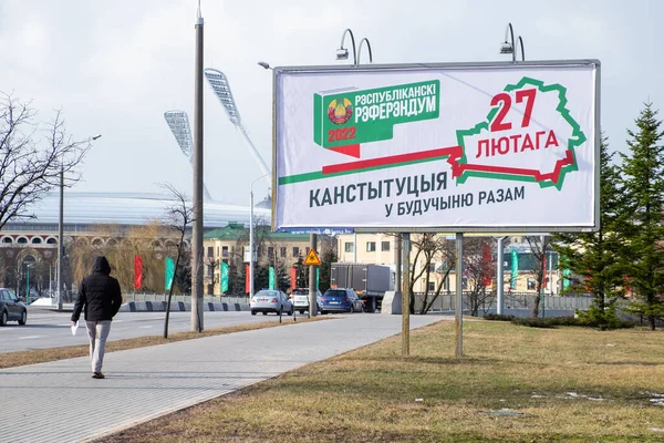 MINSK, BELARUS - 20 Şubat 2022: Minsk 'in merkezinde yer alan Belarus Anayasası' na yapılan değişiklik ve eklemeler hakkında referandum ilanı