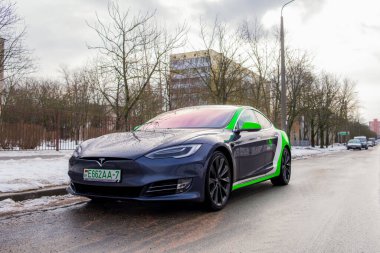 MINSK, BELARUS - 20 Şubat 2022: Tesla Model S araba paylaşımlı elektrikli araba sokakta müşteri bekliyor