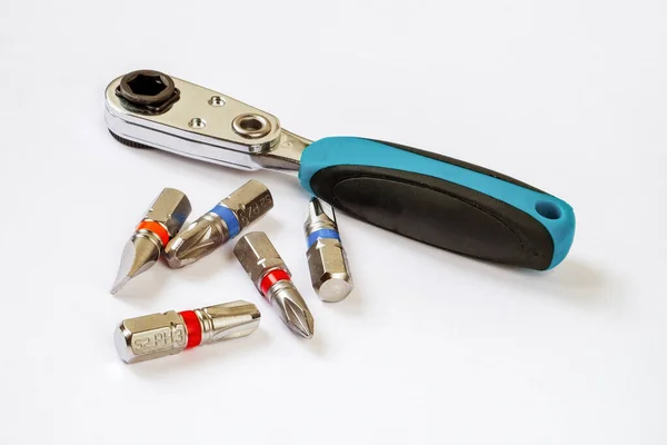 Bitler kümesi ve bir tornavida yakın plan beyaz arkaplan